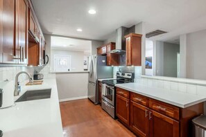 Fridge, oven, stovetop, dishwasher