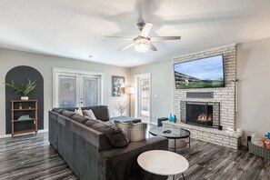 Smart-tv, een open haard, videospelletjes en een kantoor