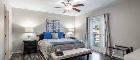 Tabla de planchar con plancha, wifi gratis y ropa de cama