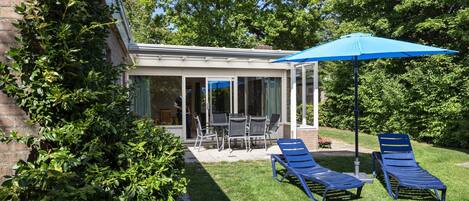 Bungalow | Restaurante al aire libre