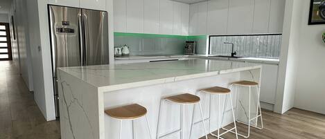 Geladeira, fogão, cooktop, lava-louças