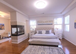 4 bedrooms, desk, travel cot, free WiFi - Ultimate Riverbank Getaway w/ Luxe Amenities (Riverbank)