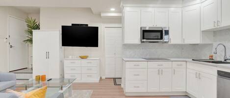 Refrigerador, microondas, horno y parrilla de estufa