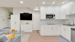 Fridge, microwave, oven, stovetop - Modern Studio Living in San Jose (San Jose)