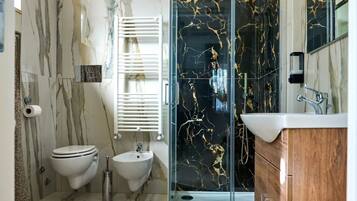 Dusche, Haartrockner, Bidet, HandtĂŒcher