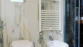 Dusche, Haartrockner, Bidet, HandtĂŒcher