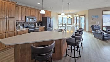 Kühlschrank, Mikrowelle, Herdplatte, Geschirrspüler