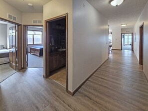 3 dormitorios, tabla de planchar con plancha, cuna de viaje