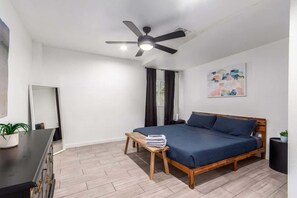 3 bedrooms, iron/ironing board, travel cot, free WiFi - Garfield 3BR: Shared Pool, Yard & Volleyball Court (Phoenix)