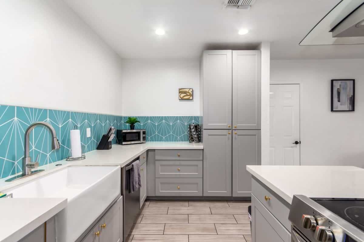 Frigorifero, microonde, forno, piano cottura