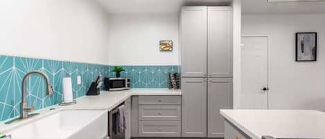 Frigorifero, microonde, forno, piano cottura