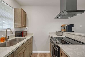 Geladeira, micro-ondas, fogão, cooktop
