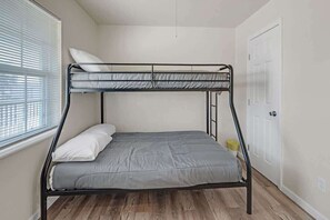 2 quartos, ferros/tábuas de passar roupa, Wi-Fi, roupa de cama