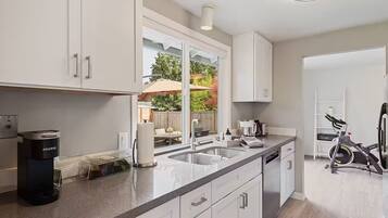 House, 3 Bedrooms, Non Smoking | Private kitchen | Electric kettle, toaster