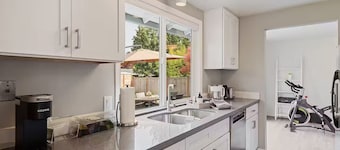 Cozy Bellevue Home for Family/Business Near MS