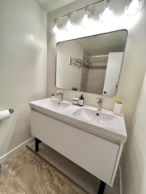 House, 3 Bedrooms, Non Smoking | Bathroom - Cozy Bellevue Home for Family/Business Near MS (Bellevue)