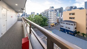 Un corridoio con un balcone che si affaccia su una vista urbana.