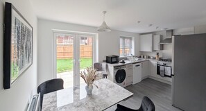 Een koelkast, een magnetron, een oven, een kookplaat