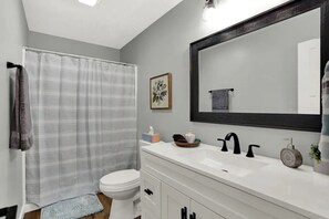Toallas, jabón, papel de baño 