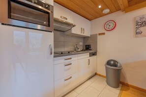Fridge, microwave, stovetop, dishwasher - Résidence Grand Roc - Campanules 325, Argentière (Chamonix), France (Argentière (Chamonix))