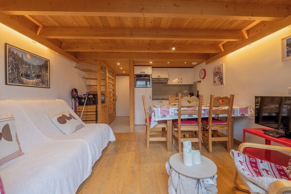 Living and dining room - Grand Roc C325 280m from Slopes, View, Parking & WiFi, Argentière (Chamonix), France (Argentière (Chamonix))