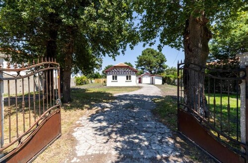 House a stone's throw from the port