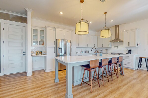 Fridge, microwave, oven, stovetop - Gorgeous family home, plenty of space, family-friendly & close to everything (Pensacola)