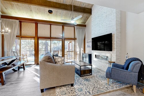 Spacious studio with large deck and access to shared pool and hot tub