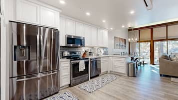 Réfrigérateur, micro-ondes, four, plaque de cuisson