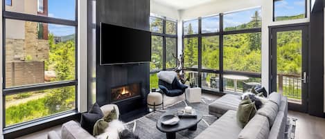 Televisie en een open haard