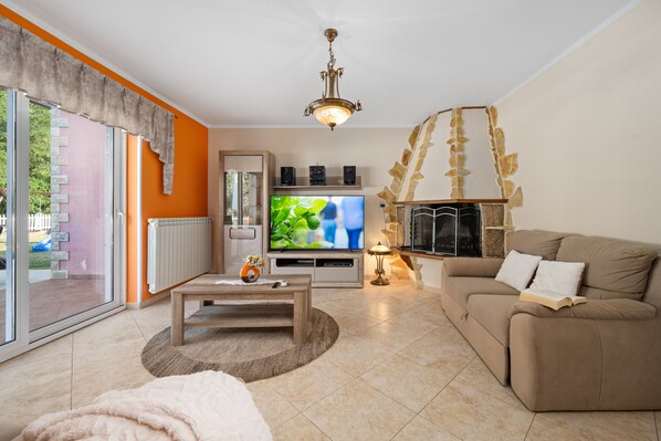 TV, fireplace