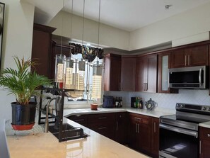 Réfrigérateur, micro-ondes, four, plaque de cuisson