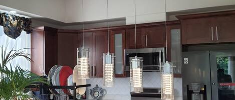 冰箱、微波炉、烤箱、炉灶