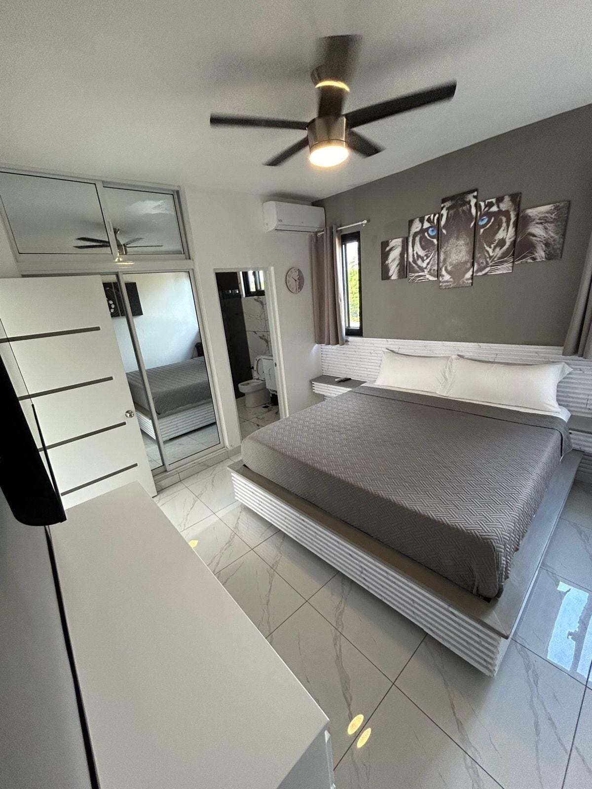 Penthouse superior, Terraza, vista al patio | Ropa de cama hipoalergénica y camas con efecto memoria 