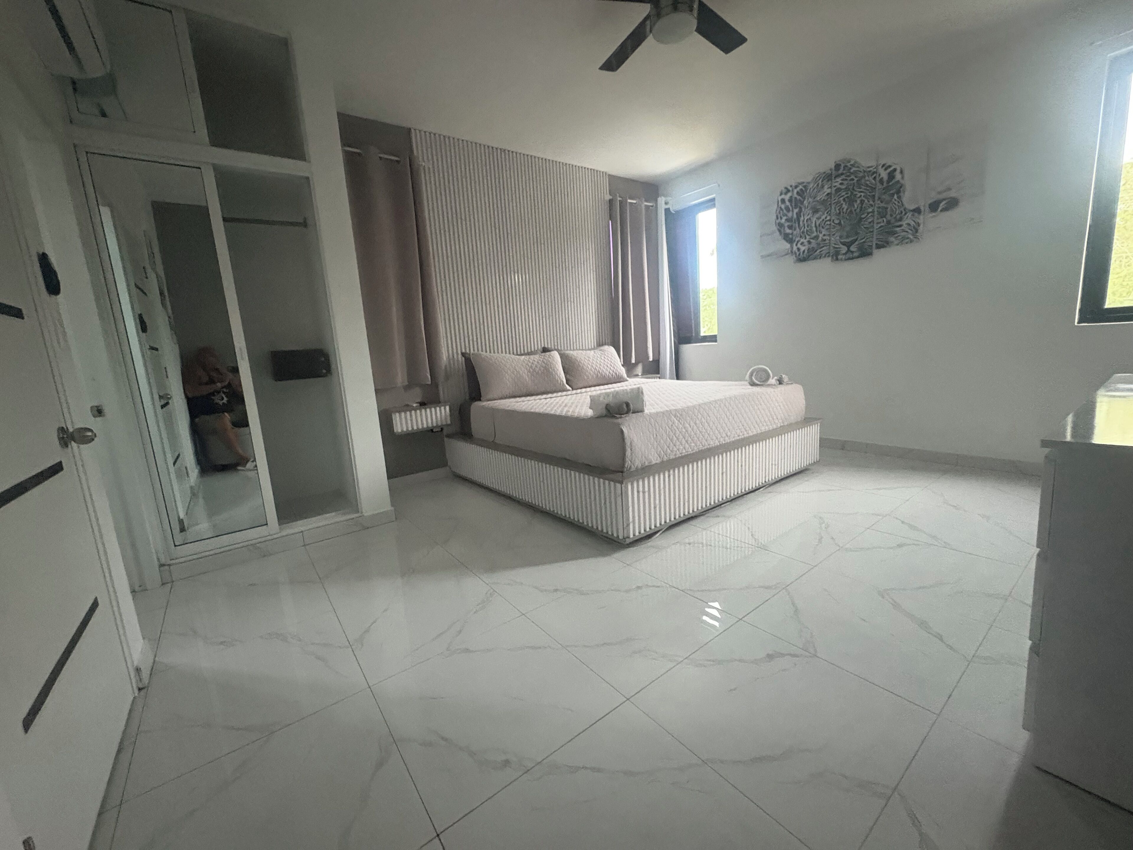 ロイヤル スイート キングベッド 1 台 バルコニー プールビュー | 低刺激性寝具、低反発ベッド、セーフティボックス (室内)、客室ごとに異なる装飾