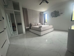 Phòng Suite Royal, 1 giường cỡ king, ban công, quang cảnh hồ bơi | Bộ đồ giường kháng dị ứng, nệm cao su hoạt tính (memory foam) 