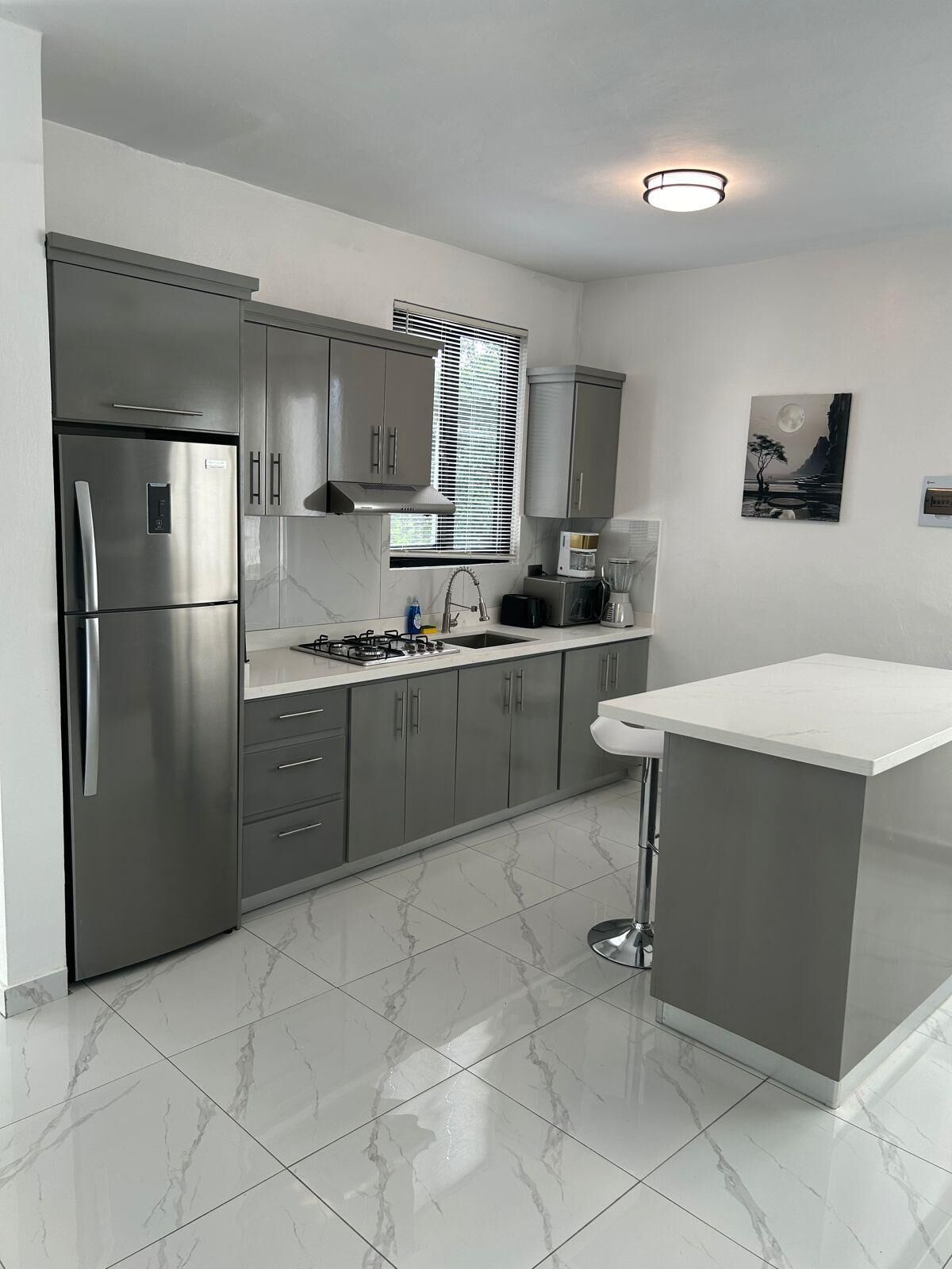 Penthouse superior, Terraza, vista al patio | Cocina privada | Refrigerador con congelador, microondas y parrilla de estufa 