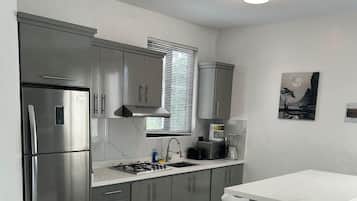 Penthouse superior, Terraza, vista al patio | Cocina privada | Refrigerador con congelador, microondas y parrilla de estufa