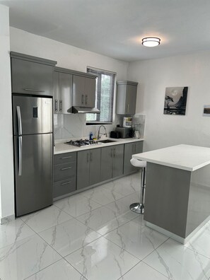 Attico Superior, terrazzo, vista cortile | Cucina privata | Frigorifero con congelatore, microonde, piano cottura