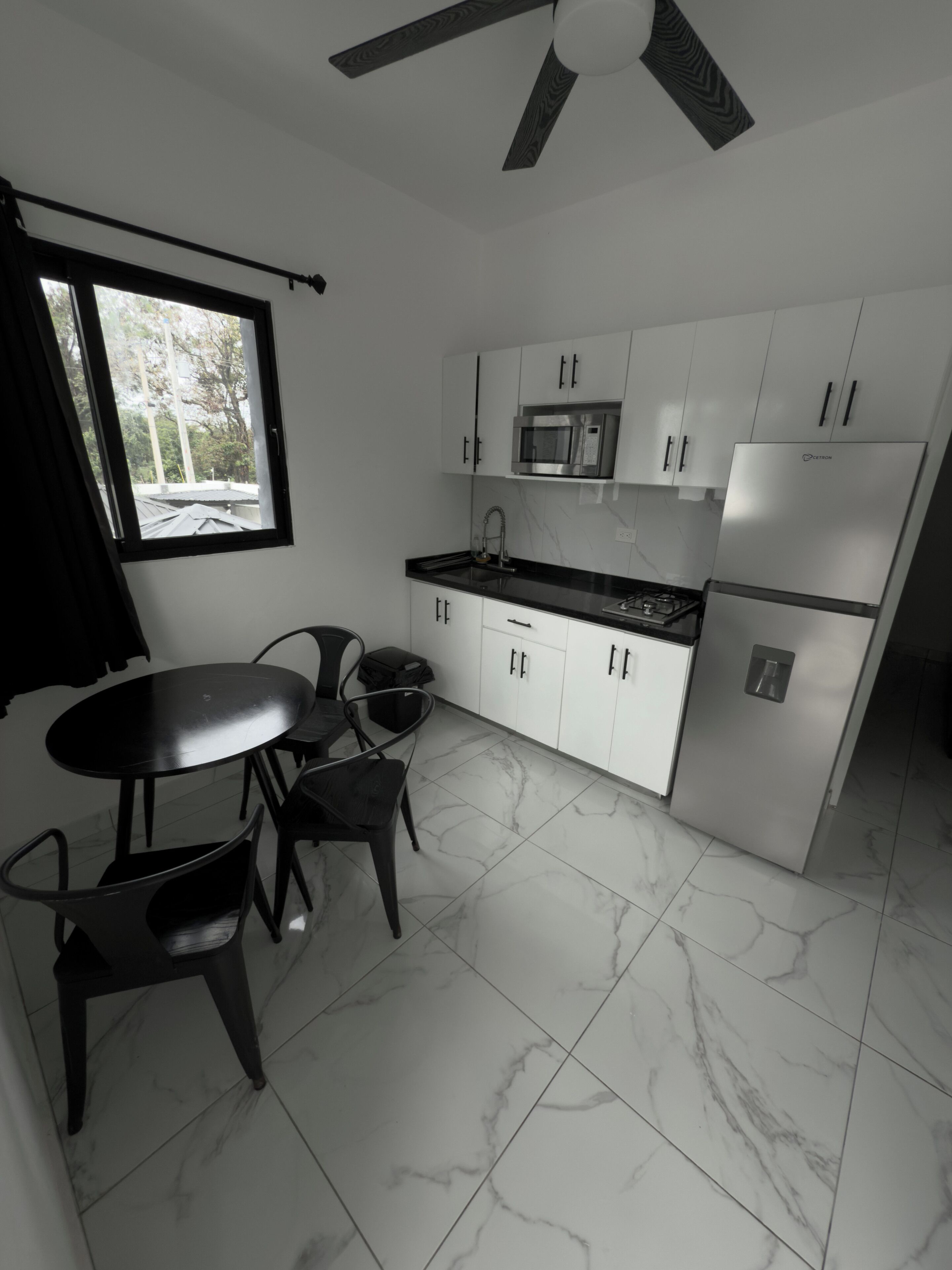 大型冷蔵庫、電子レンジ、コンロ、コーヒー / ティーメーカー