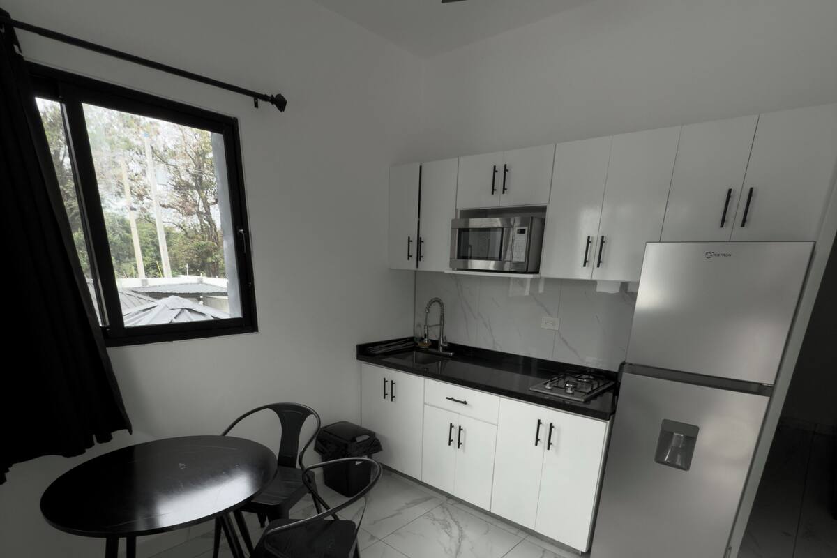 Cafetera/tetera, refrigerador con freezer, microondas, placa de cocina