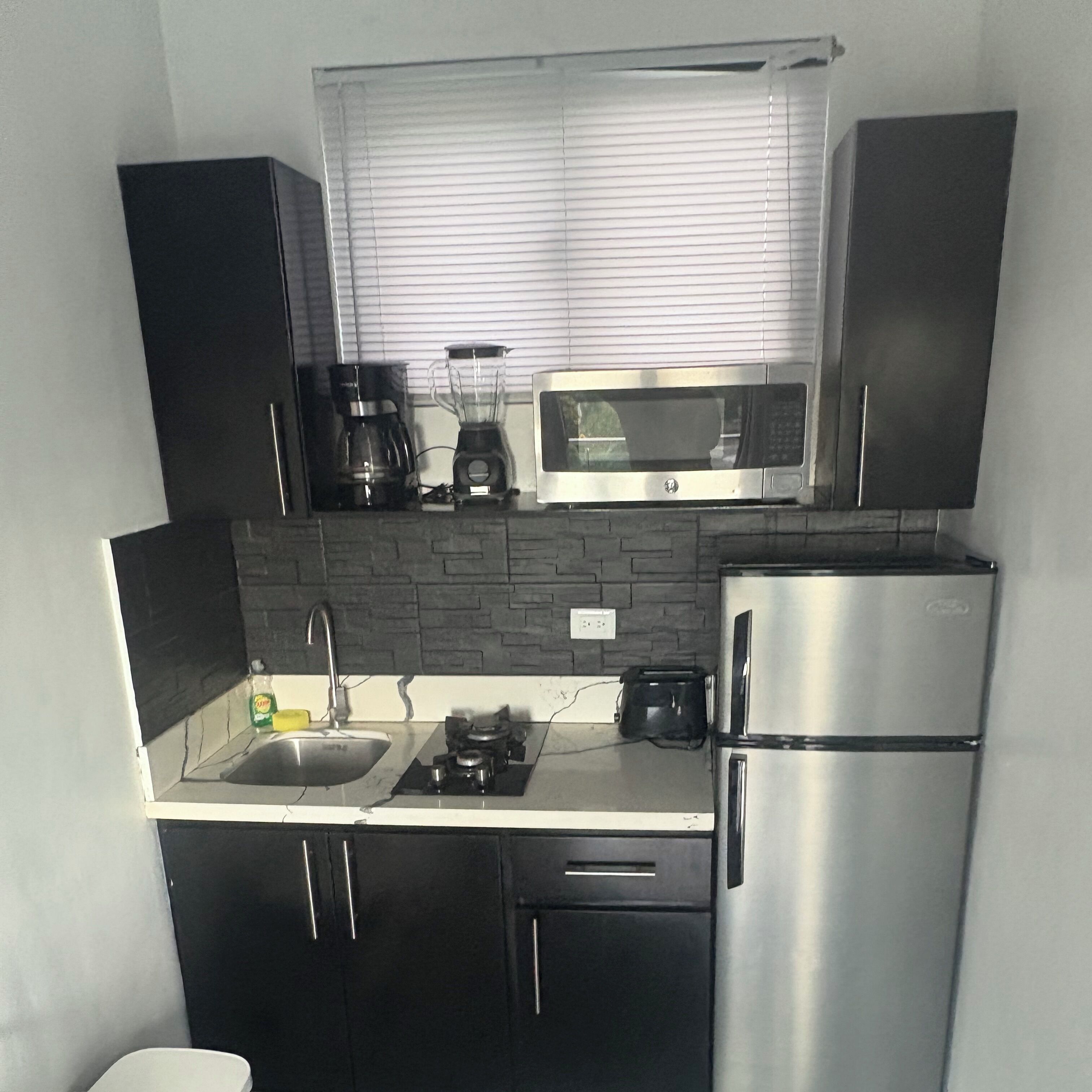 ロイヤル スイート キングベッド 1 台 バルコニー プールビュー | 専用キッチン | 大型冷蔵庫、電子レンジ、コンロ、コーヒー / ティーメーカー