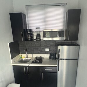 Suite – royal, 1 kingsize-seng, balkong, bassengutsikt | Eget kjøkken | Kjøleskap, mikrobølgeovn, kokeplater og kaffetrakter/tekoker