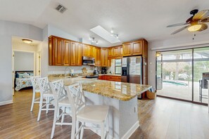 Kjøleskap, mikrobølgeovn, ovn og kokeplater