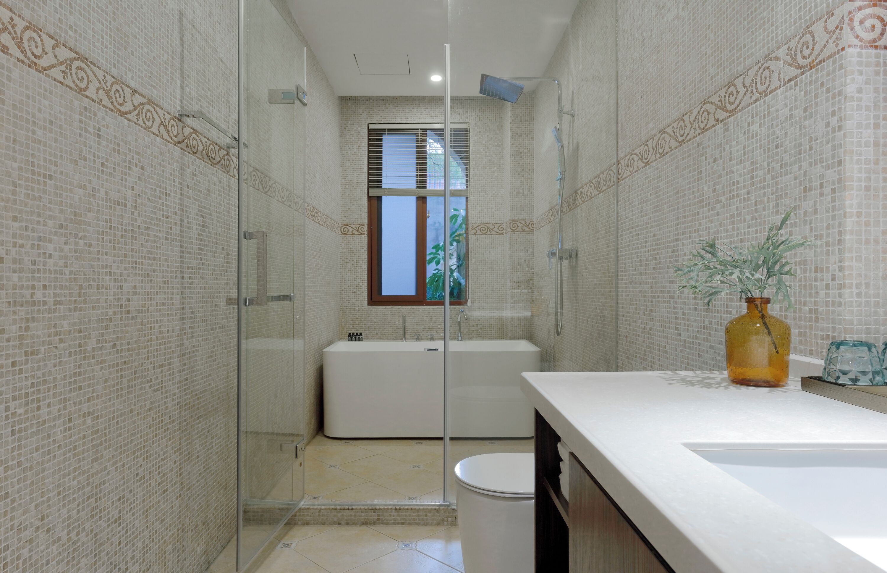 Ein modernes Badezimmer mit Duschkabine aus Glas, einer weißen Badewanne und einem Waschbecken mit einer Vase.