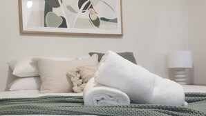 3 室のベッドルーム、アイロン / アイロン台、WiFi (無料)、ベッドシーツ