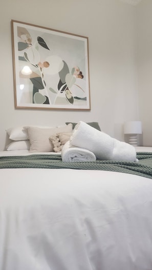 3 slaapkamers, een strijkplank/strijkijzer, gratis wifi, beddengoed