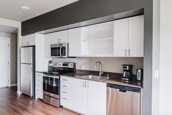 Réfrigérateur, four à micro-ondes, un four, lave-vaisselle