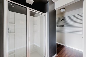 Séchoir à cheveux, serviettes fournies