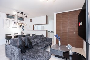 Luxury-Apartment, Balkon | Wohnbereich | 65-Zoll-Flachbildfernseher mit Kabelempfang